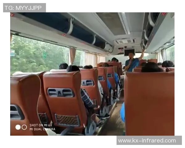 头发浓密的足球明星们如何在赛场上展现魅力与风采