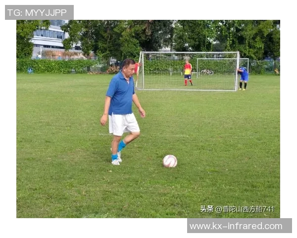 足球明星齐聚一堂共踢足球展现精彩技艺与团队合作精神 足球明星齐聚一堂共踢足球展现精彩技艺与团队合作精神